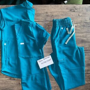 XXS FIGS Pacific Blue Women’s Scrub Set & Fleece!